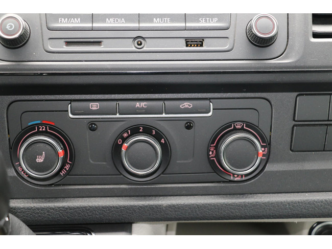 Volkswagen Transporter Camper TDI 150PS T6 Automatik | Klimaanlage | Sitzheizung | Elektr. Fenster | 4 Schlafpl&auml;tze | neues Interieur | K&uuml;hlschrank + Gefrierfach | Foto: 16