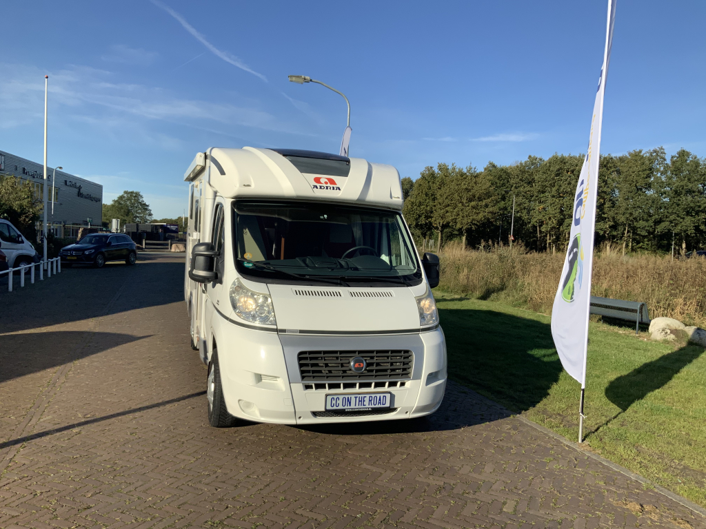 Adria Compact SL 2.3 MultiJ. 130 PK Half-integraal, Enkele-bedden, Bj. 2010 Camper Centrum On the Road aan de Noorderringweg 4 in Marum. foto: 20