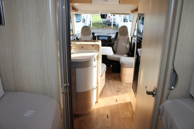 Volledig luchtgeveerde Hymer B ML I 780 9 G Tronic Automaat 170 pk Mercedes 417 CDI (53  foto: 56