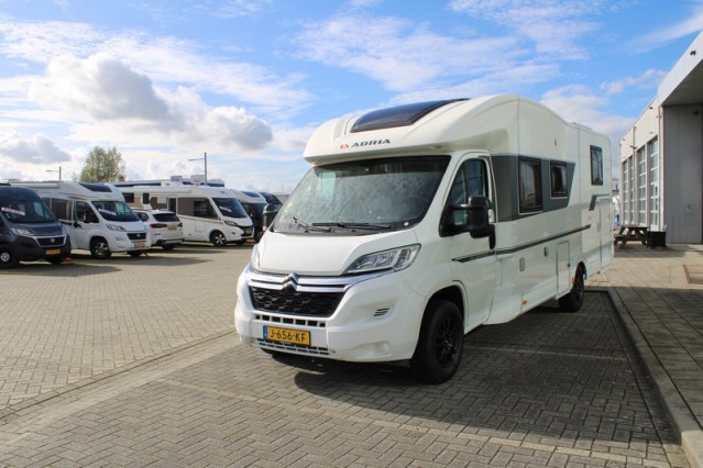 Adria Coral S 670 SC met elektrisch in hoogte verstelbaar Queensbed slechts 40801 km (65  foto: 2
