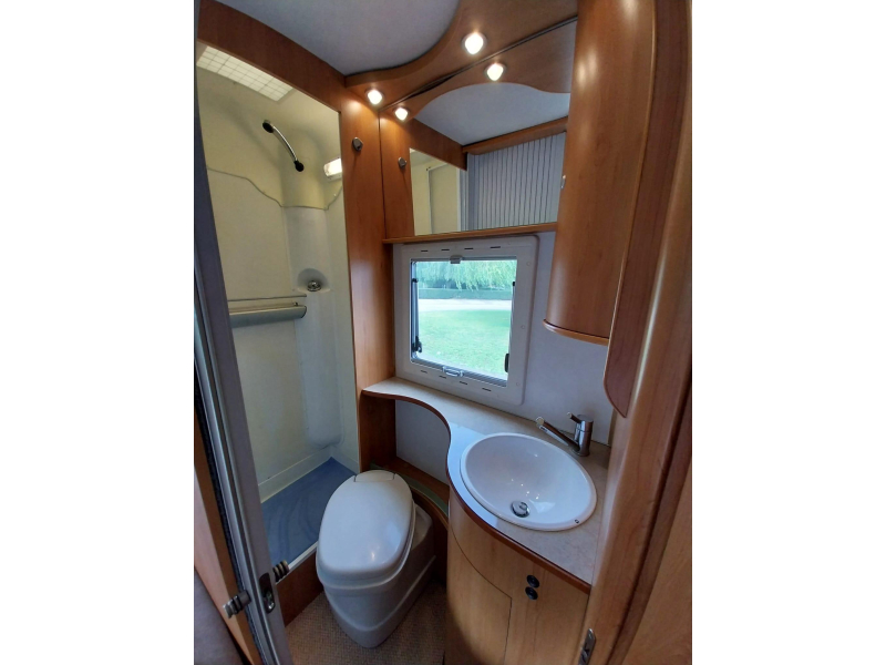 Hymer Eriba met 44497 km en dakairco  foto: 10