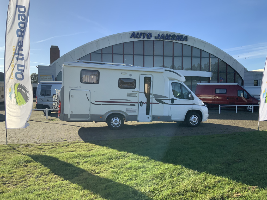 Adria Compact SL 2.3 MultiJ. 130 PK Half-integraal, Enkele-bedden, Bj. 2010 Camper Centrum On the Road aan de Noorderringweg 4 in Marum. foto: 28