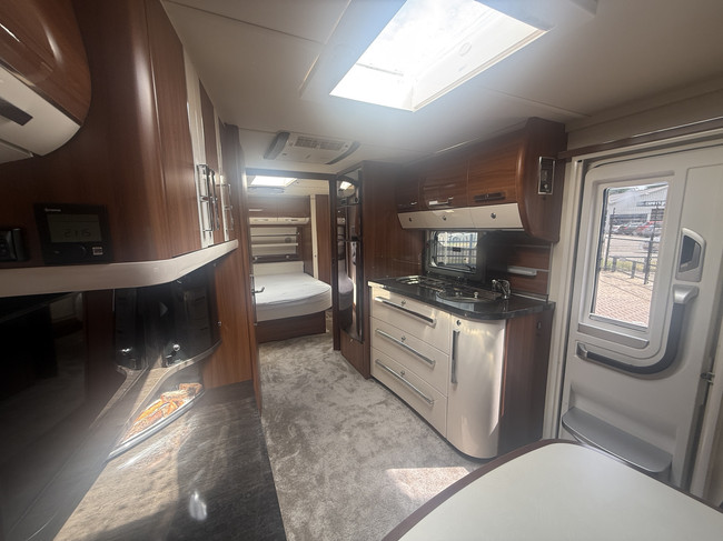 Fendt caravan BRILLANT 650 in nieuwstaat Queensbed  zakluifel Thule mover Truma xt hordeur leder tv dakairco truma groot dakluik oven  xxl koelkast foto: 23