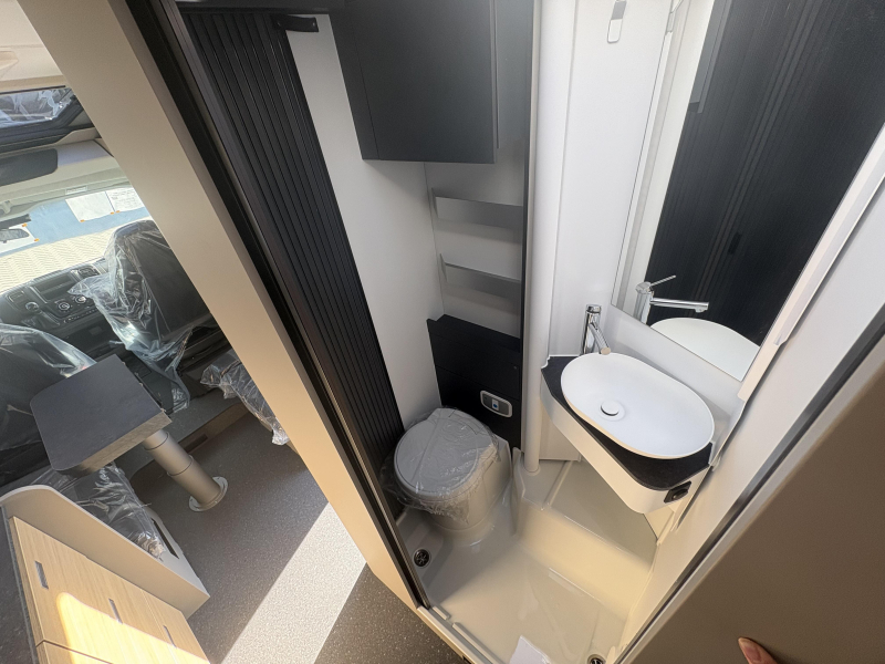 Adria Compact Select DL autom&aacute;tico / cama longitudinal foto: 6
