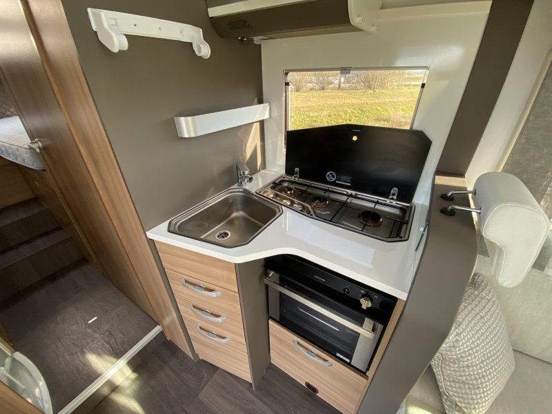 Adria Matrix Plus 670 DL ENKELE BEDDEN+HEFBED  foto: 4