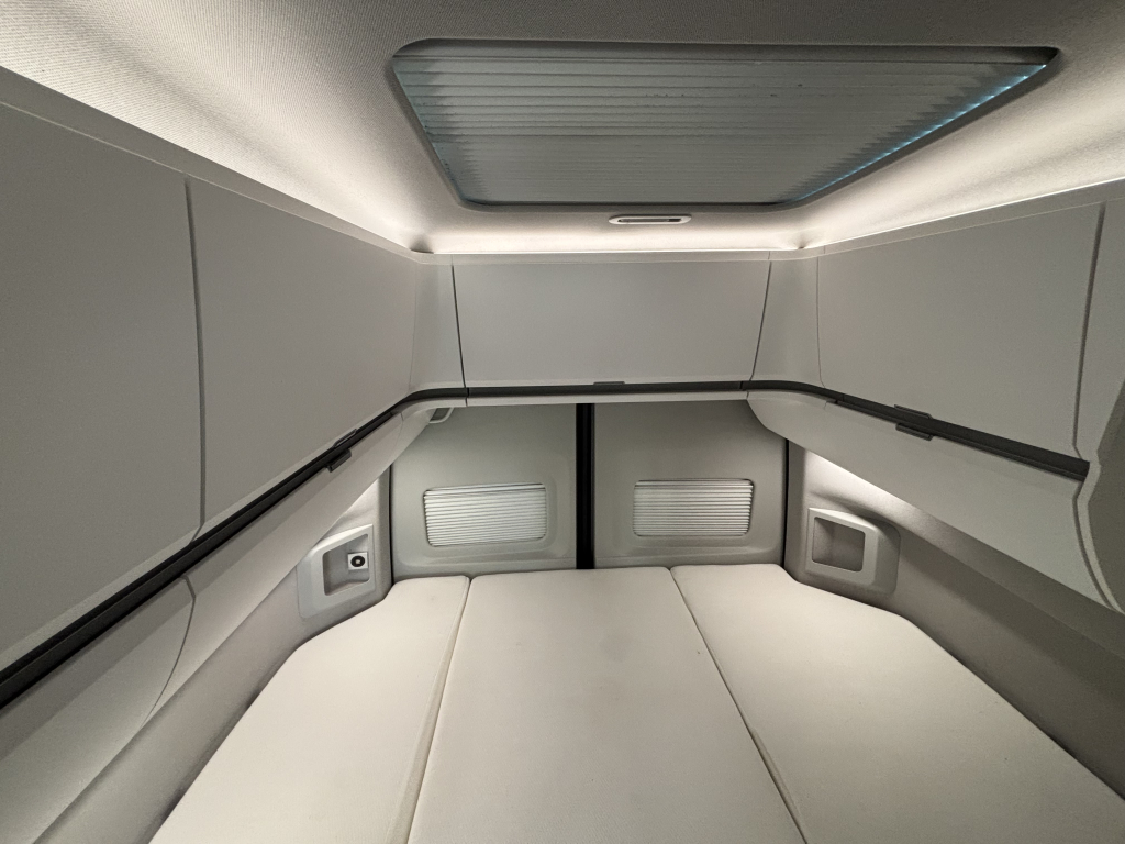VOLKSWAGEN CRAFTER photo: 18