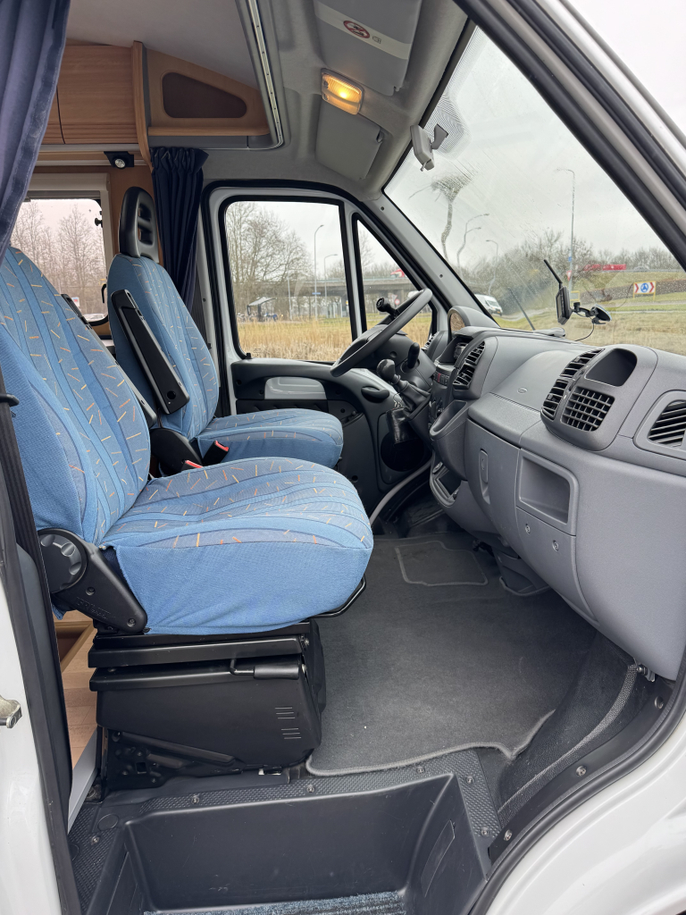 Dethleffs Globebus 1 110 PK, Dwarsbed, halve-treinzit, draaistoelen, Motor airco, nette camper, lengte 6.00 Bj. 2006 Camper centrum on the road Marum  foto: 15