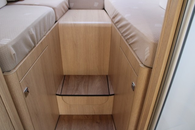 Volledig luchtgeveerde Hymer B ML I 780 9 G Tronic Automaat 170 pk Mercedes 417 CDI (53  foto: 51