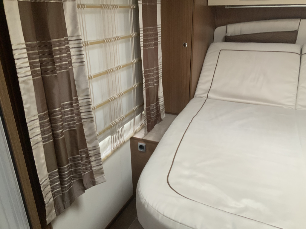 Bürstner Aviano 727 2.3 AUTOMAAT  150  PK integraal ,  Motor-airco  , Queens-bed , gelijkvloers , zij  zitgroep Bj. 2012 Camper centrum on the road foto: 13