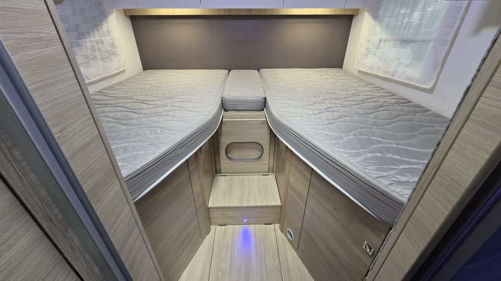 Challenger 337 GA met enkele bedden foto: 24