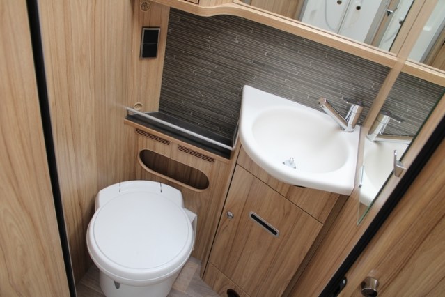 Hymer Exsis I 678 Fiat AUTOMAAT 160 pk enkele bedden Smal en lichtgewicht (54  foto: 58