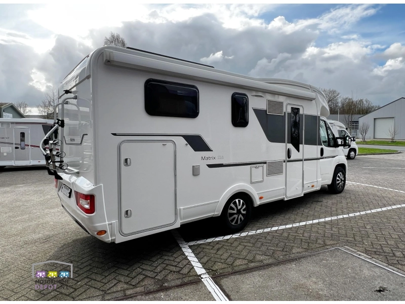 Adria Matrix M 670 SL Cama longitudinal y abatible foto: 2