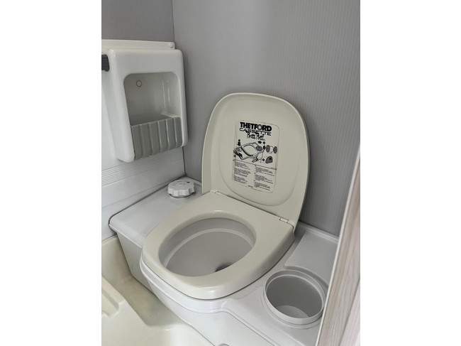 Knaus Sport 2404 | Auvent | Mover semi-automatique | Lit fixe | Dinette (coin salon rond) | Chauffage | Toilette &agrave; cassette | Galerie de toit/&eacute;chelle photo: 16