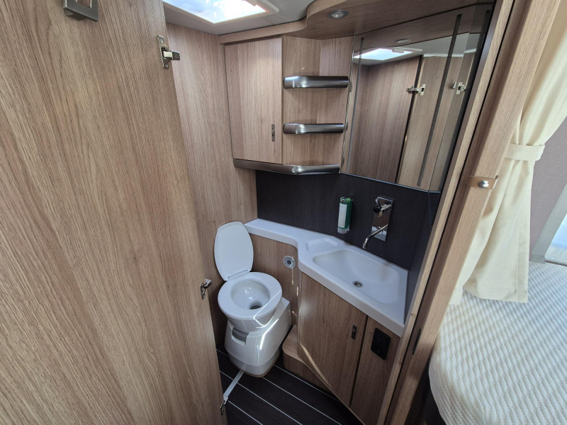 Knaus Sky TI 700 MEG 180pk autom 2 aircos E84  foto: 12