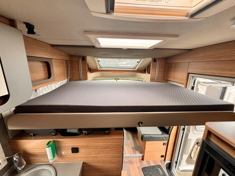 Weinsberg CaraSuite 700 ME EH478 ensuite badkamer  foto: 18