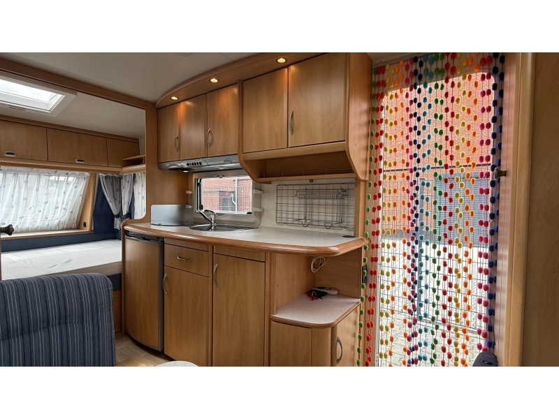 Hobby De luxe Easy 440 SF cama transversal asiento inodoro foto: 6