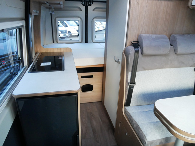 Carado CV 540 Edition 15 5.40 Meter Buscamper, Dwarsbed foto: 11