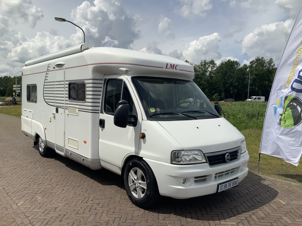 LMC  Fiat Ducato  2,8 JTD  128 PK , AUTOMAAT   Half-integraal ,  Motor-airco , 2 Lengte-bedden ( Laag ) , Alko-chassis  etc. Bj 2003 Camper centrum on the road Marum  foto: 3