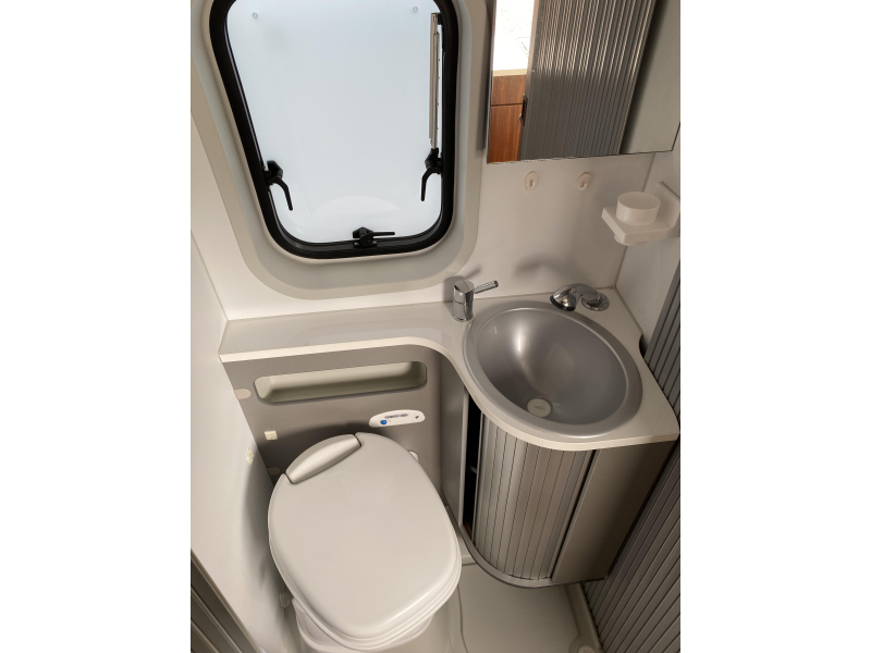 Adria Twin 640 SLX camas longitudinales como nuevo foto: 17