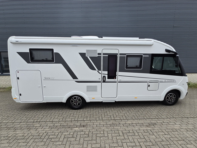 Adria SONIC SUPREME 700DL 161 PK AUTOMAAT SLECHTS 11.366 KM VEEL OPTIES SOLAR AIRCO 16 INCH VELGEN LENGTEBEDDEN HEFBED foto: 6