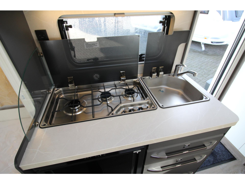 Hobby On Tour 390 SF Caravan breedte 220 cm!  foto: 11