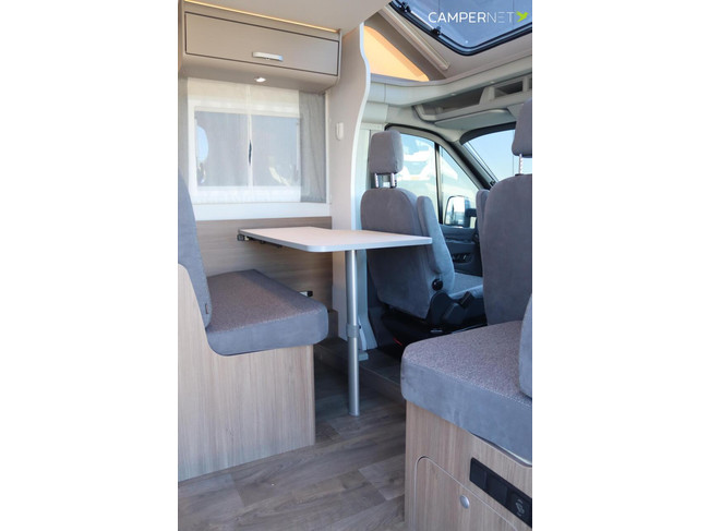 Carado T447 Edition 26 165pk Automaat | Lengtebedden | Luifel | Hefbed | Gescheiden douche | Fietsendrager | 12'' Ford multimediasystee foto: 6