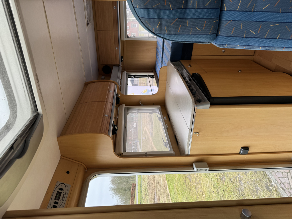 Dethleffs Globebus 1 110 PK, Dwarsbed, halve-treinzit, draaistoelen, Motor airco, nette camper, lengte 6.00 Bj. 2006 Camper centrum on the road Marum  foto: 3