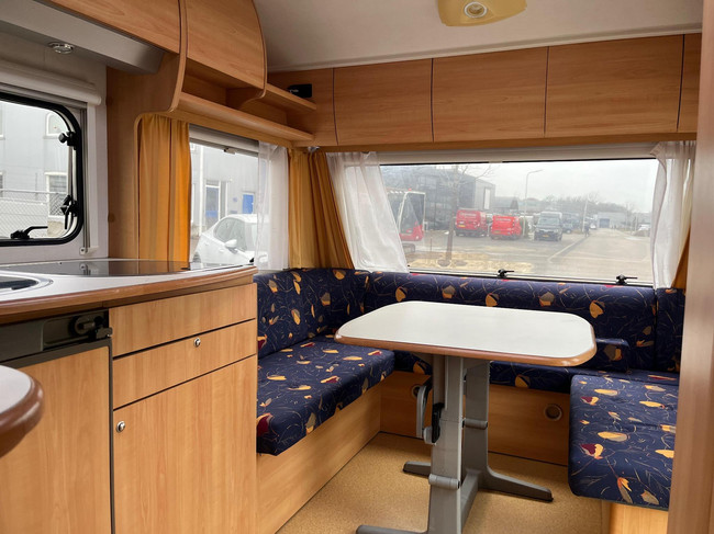 HOME-CAR Racer 45 Spirit | Franz&ouml;sisches Bett | Dinette | Fahrradtr&auml;ger vorne | Heizung | K&uuml;hlschrank | Toilette und Waschbecken Foto: 7