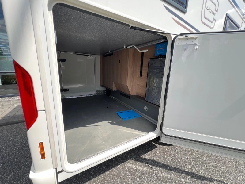 Carthago C-Tourer T 143 LE MERDCEDES/2 ZONNEPAN.  foto: 3