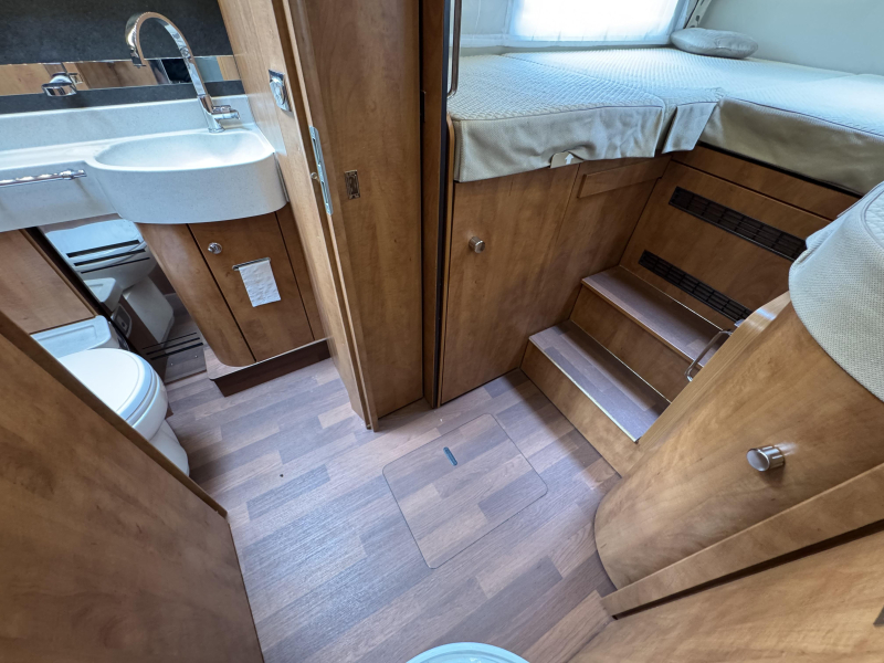 Carthago Chic C-Line II I 4.9 LE no drop-down bed single beds photo: 16