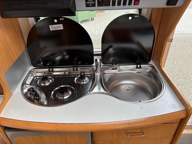 Hobby 30 | Voortent | Luifel | Fietsendrager Achter | 3-Pits gasfornuis | Dakluik foto: 11