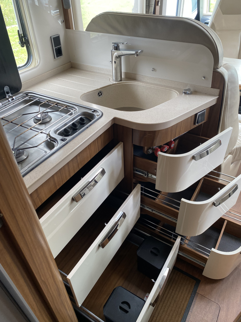 Hymer B 678 PL AUTOM&Aacute;TICO 3 litros di&eacute;sel con 177 CV, camas longitudinales y cama abatible A&ntilde;o 2016. Centrum On the Road en Noorderringweg 4 en Marum. foto: 10