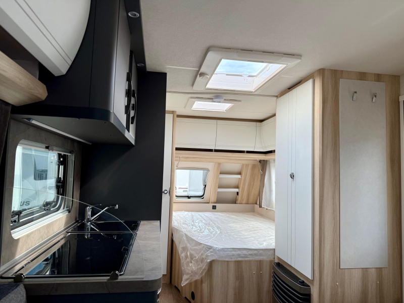 Hobby De Luxe 460 UFE Cama francesa y asientos redondos! foto: 5