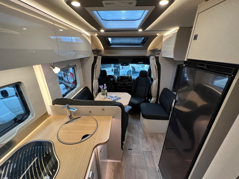 Hymer Tramp 680 automaat, enkele bedden  foto: 7