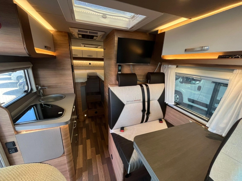 Weinsberg CaraCompact Pepper 600 MEG L&auml;ngsbetten Dachklimaanlage Foto: 4