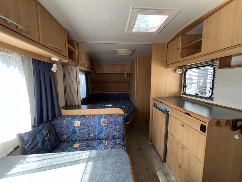 Adria Unica 432 PX voortent en luifel  foto: 2