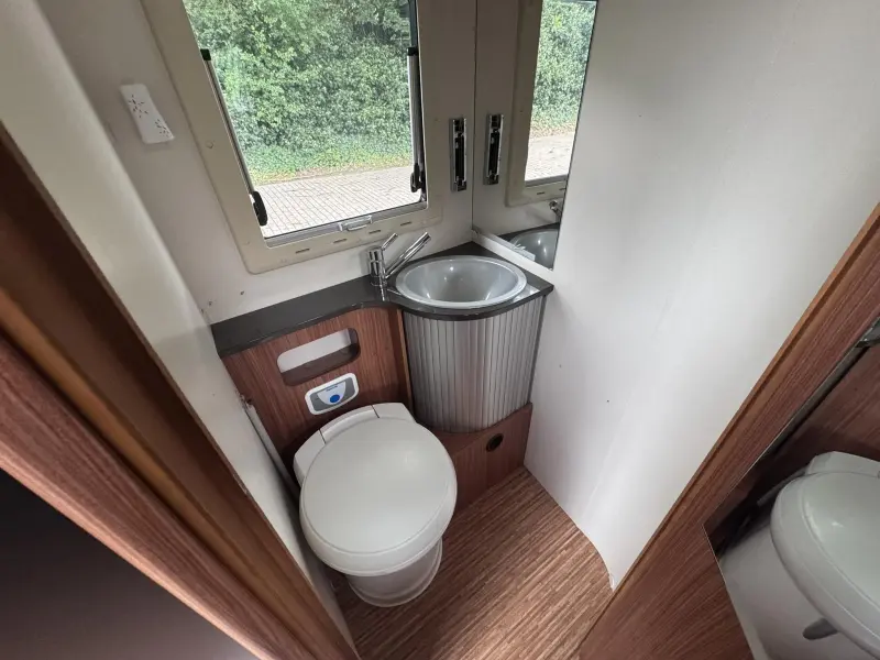 Adria Coral S 690 SC Queens-bed  foto: 15