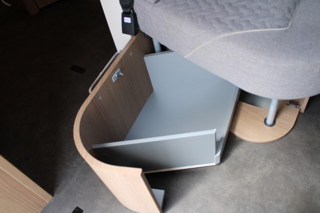 Robuuste AUTOMAAT 180 pk Malibu I 490 LE by Carthago hef-en enkele lengte bedden (124  foto: 36