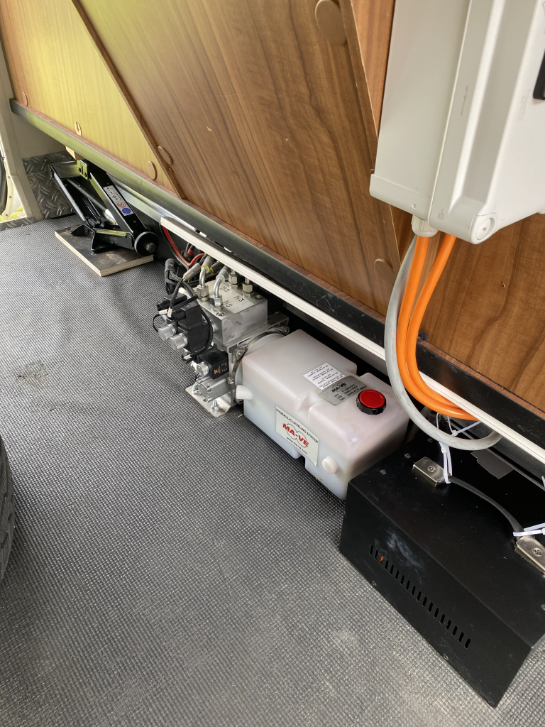 Hymer B 678 PL AUTOM&Aacute;TICO di&eacute;sel de 3 litros con 177 CV, camas longitudinales y cama abatible A&ntilde;o 2016. Centrum On the Road en Noorderringweg 4 en Marum. foto: 32