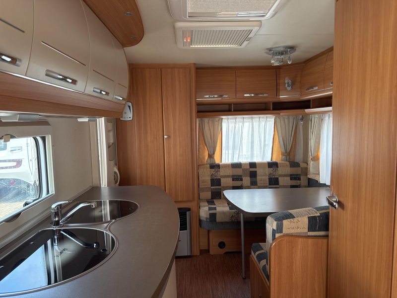 Hobby De Luxe 440 SF Airco/Mover/Awning photo: 8