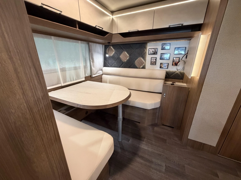 Tabbert Cazadora 460 E camas individuales / dinette foto: 9