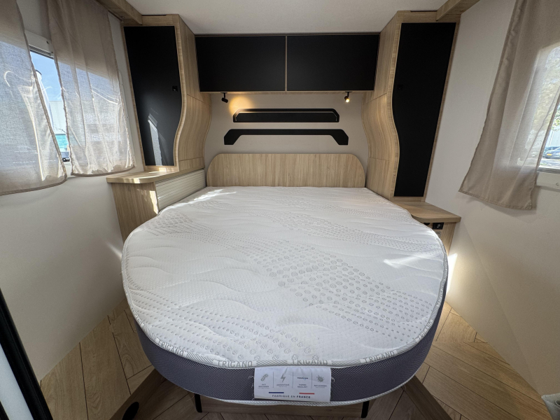Chausson Etape Line 788 Queen bed drop-down bed photo: 14
