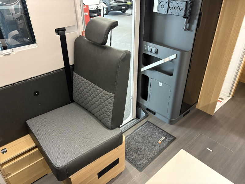 Adria Coral Plus 670 DC queensbed / automaat  foto: 20