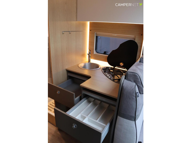 LMC Tourer T730G 165pk | Lengtebedden | Thule Luifel | Thule Fietsendrager| Gescheiden douche | Zenec multimediasysteem | foto: 11