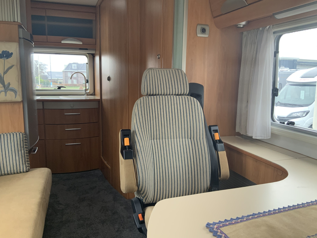 Hymer B 584 2.8 JTD 128 PK, Integraal, Motor-airco, Hef-bed voor, 3 Isri stoelen, Lange-bank, Trekhaak,, Bj. 2005 Camper Centrum On the Road aan de Noorderringweg 4 in Marum. foto: 4