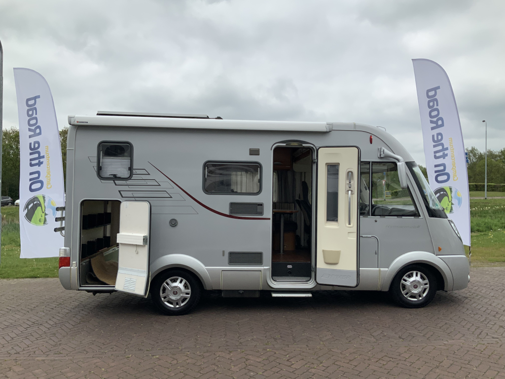 Hymer B 504 SL Integral, Equipado con cama individual trasera y cama elevable delantera, Aire acondicionado de motor, Chasis Alko, etc., A&ntilde;o 2009 Camper centrum on the road foto: 2