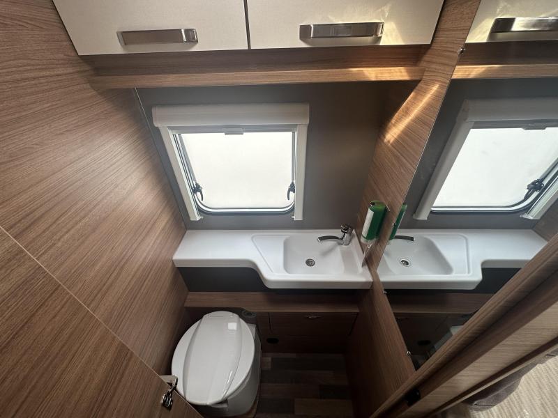 Weinsberg CaraSuite 700 ME Ensuite bad zonder hefbed  foto: 10