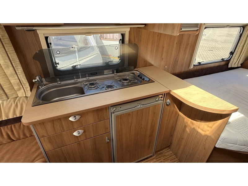 Bürstner Averso 460 TS frans bed rondzit toilet  foto: 4