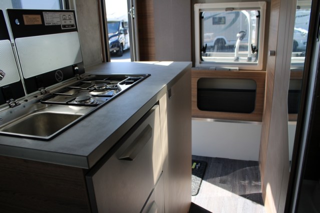 Zeer compacte Knaus Tourer VAN 500 LT Bulli AUTOMAAT voorzien van Face to Face salon (82  foto: 30