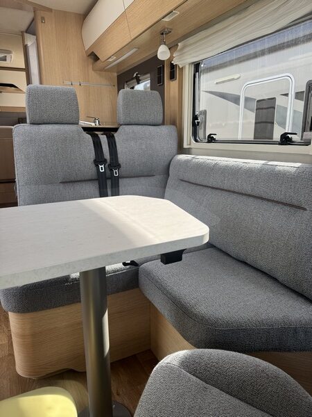 Hymer B MC I 680 equipado con potente Mercedes 9 G Tronic 170 CV AUTOM&Aacute;TICO camas individuales + cama abatible (56 foto: 32
